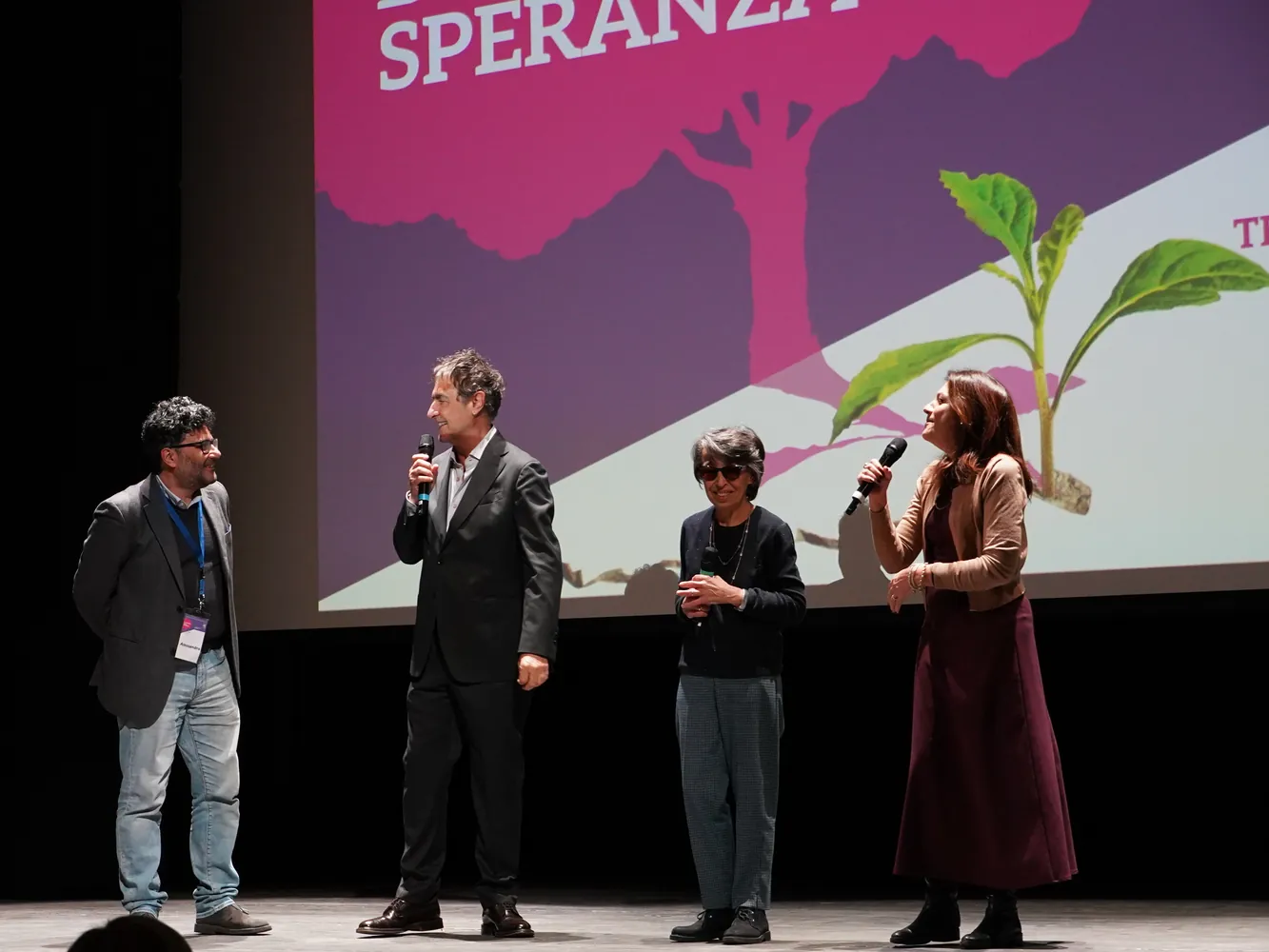 Rosa Franco, presidente Centro di Servizio al Volontariato San Nicola ETS - Alessandro Cobianchi, direttore Centro di Servizio al Volontariato San Nicola ETS - Elisabetta Vaccarella, assessora alla Giustizia e al Benessere Sociale e ai Diritti Civili Comune di Bari - Foto dello Spettacolo “Social Fest!” con Antonio Stornaiolo - Meeting del Volontariato 2025 "Il Coraggio della Speranza" 14 Dicembre 2025 ore 17:00
